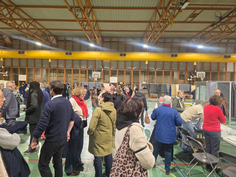 Les tous derniers votants au gymnase Dargent. ©AG/Rue89Lyon